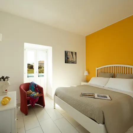 Bed & Breakfast Isola Charm - A Historic Near Punta Del Pero 2*