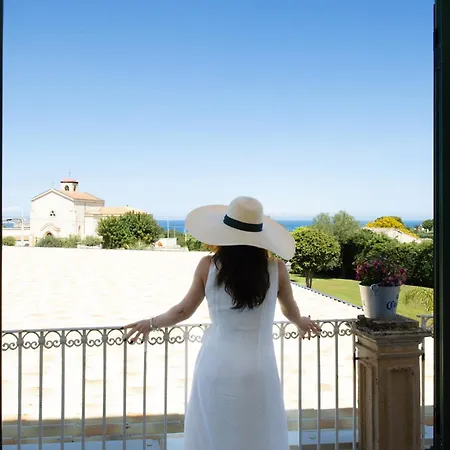 Isola Charm - A Historic Near Punta Del Pero Bed & Breakfast