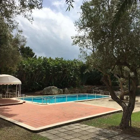 Isola Charm - Pool & Nature ベッド・アンド・ブレックファスト シラクーサ