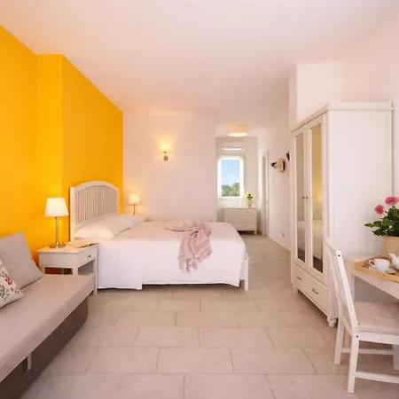 Isola Charm - Pool & Nature Bed & Breakfast 4*