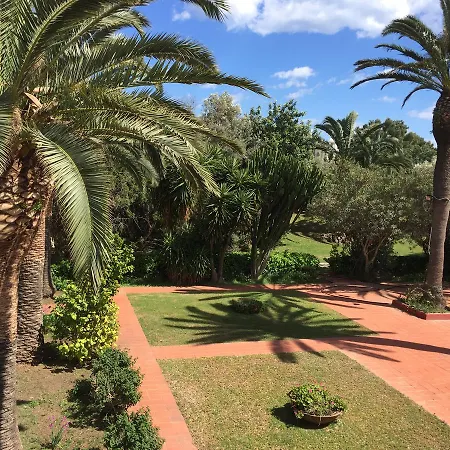 Isola Charm - A Historic Near Punta Del Pero Bed & Breakfast 2*