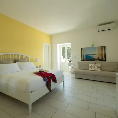 Isola Charm - A Historic Near Punta Del Pero فندق مبيت وإفطار 2*