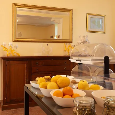 فندق مبيت وإفطار Isola Charm - A Historic Near Punta Del Pero 2*