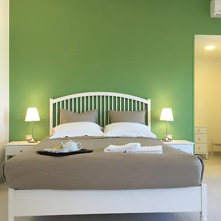 Isola Charm - A Historic Near Punta Del Pero فندق مبيت وإفطار 2*
